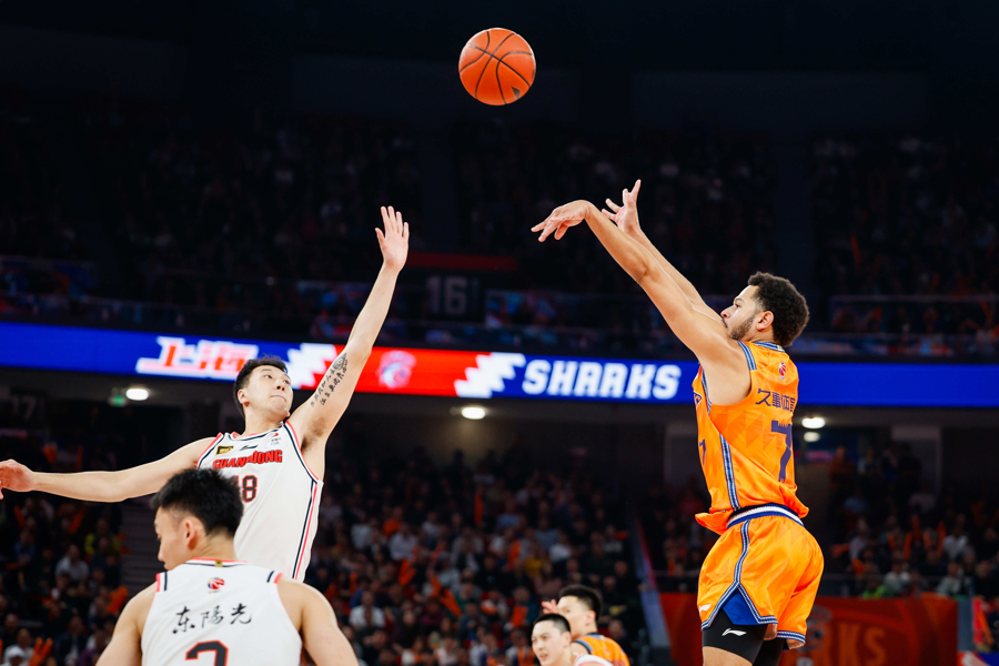 TL险胜LGD，Faker团战一打五焦点之战八强赛，点燃全场激情